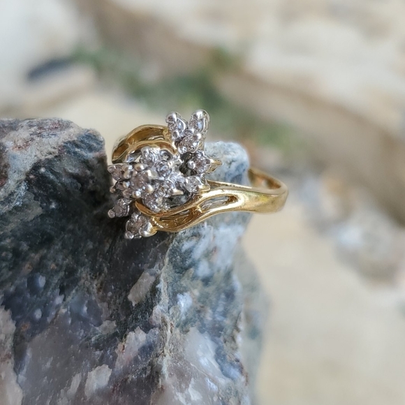 14k Gold and diamond ring - Picture 2 of 8